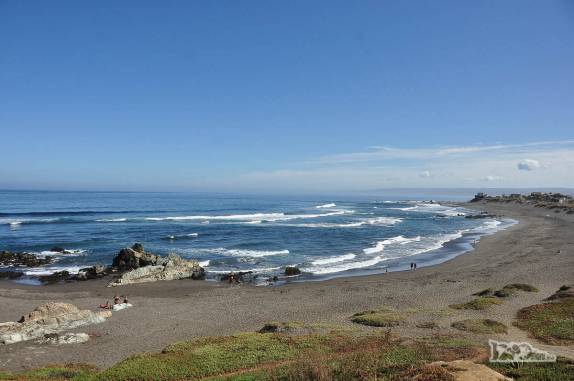 Praia tranquila no início da manhã em Pichilemu, no litoral central do Chile